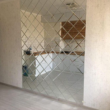 Зеркальное панно для обеденной зоны
