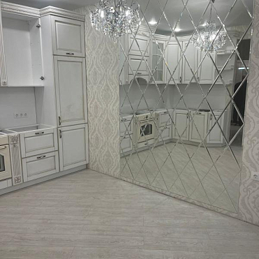 Зеркальное панно на кухне "Расширение пространства"