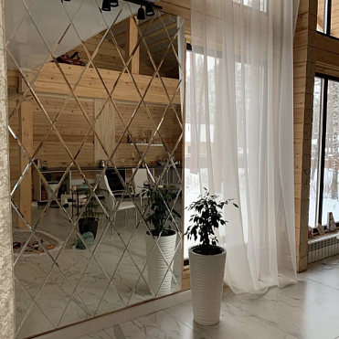 Зеркальное панно в гостиной