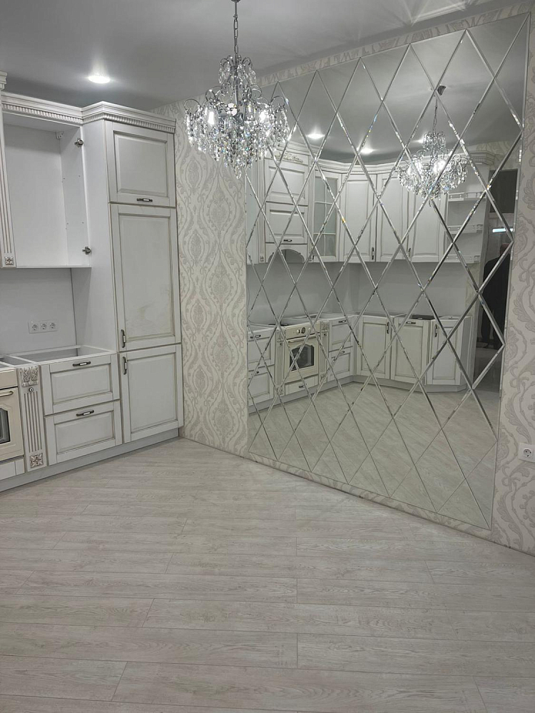 Зеркальное панно на кухне "Расширение пространства"
